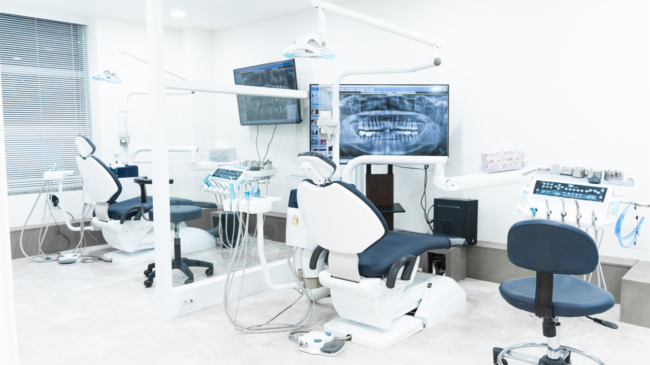현대적으로 설계된 치과 진료실 내부에 디지털 X-ray 장비와 진료 의자가 갖춰져 있는 모습