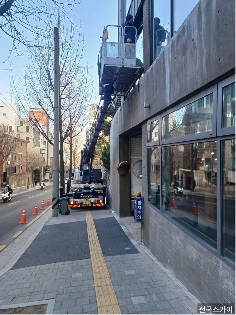 서울 고소작업차 임대료, 성북동 오토게이트 설치 사례