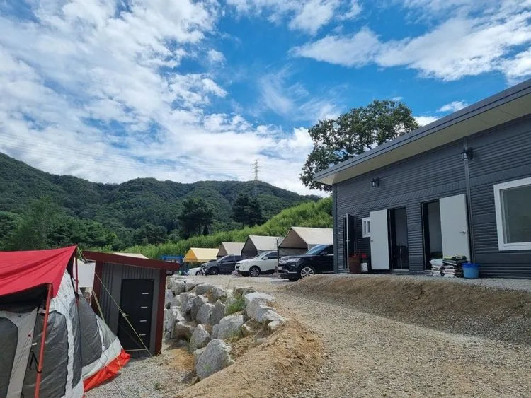 숲속의쉼터 (+키즈) — 경기 연천의 오토캠핑 · 방갈로 전경