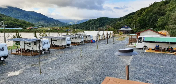 산청 경호강변오토캠핑장 — 경남 산청의 오토캠핑 · 글램핑 · 펜션 전경
