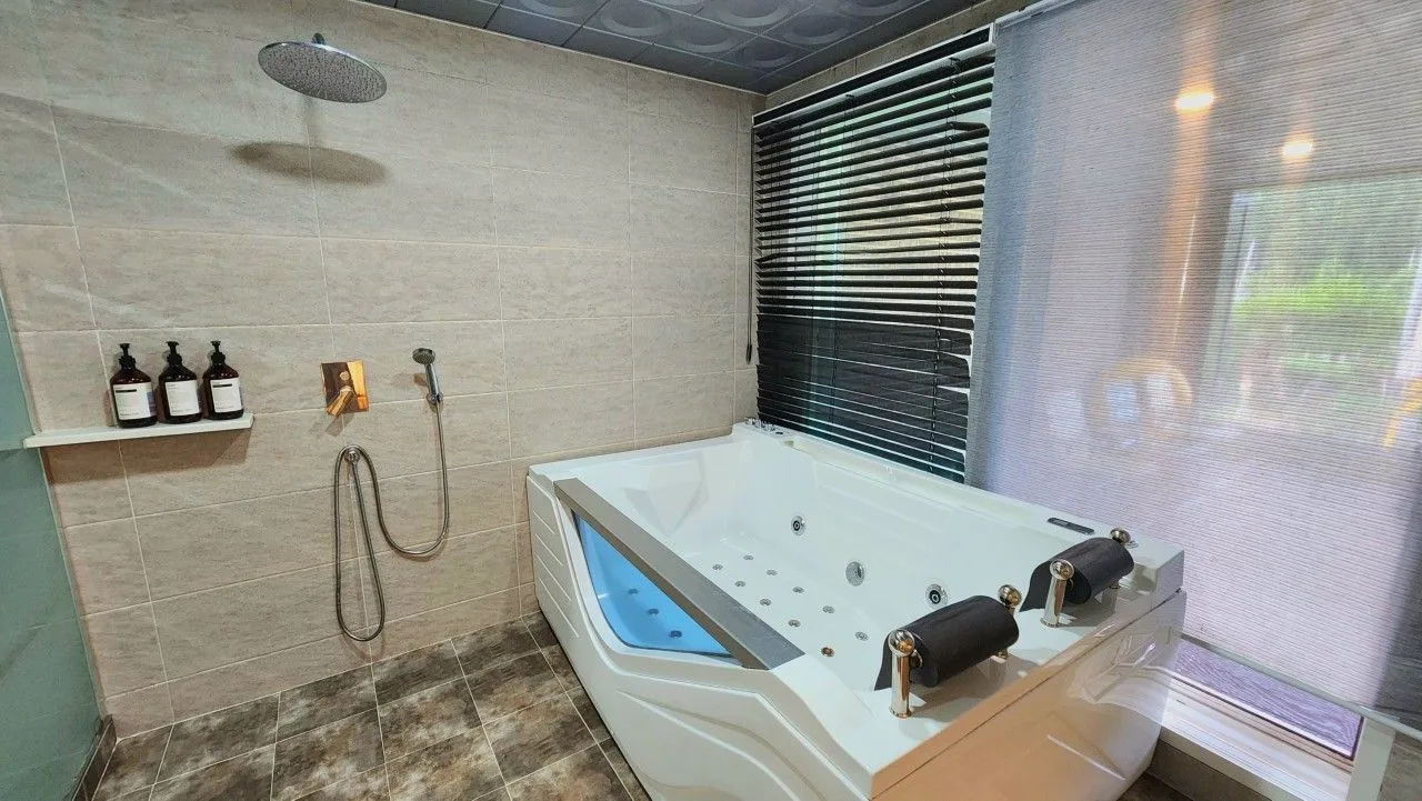 단체 숙소 전경 또는 넓은 공간 이미지