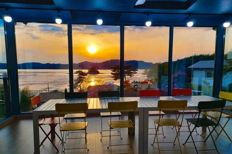 단체 숙소 내부 거실 공간 - 단체 모임 공간