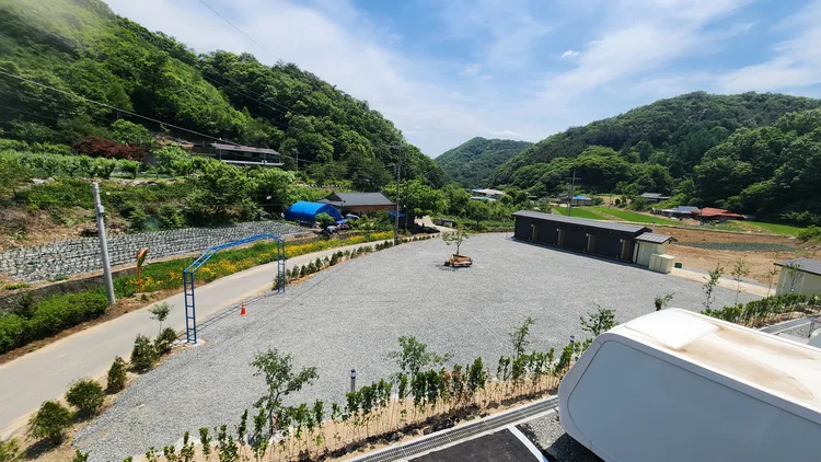 캠핑장 공용 시설 또는 공지 게시판 장면