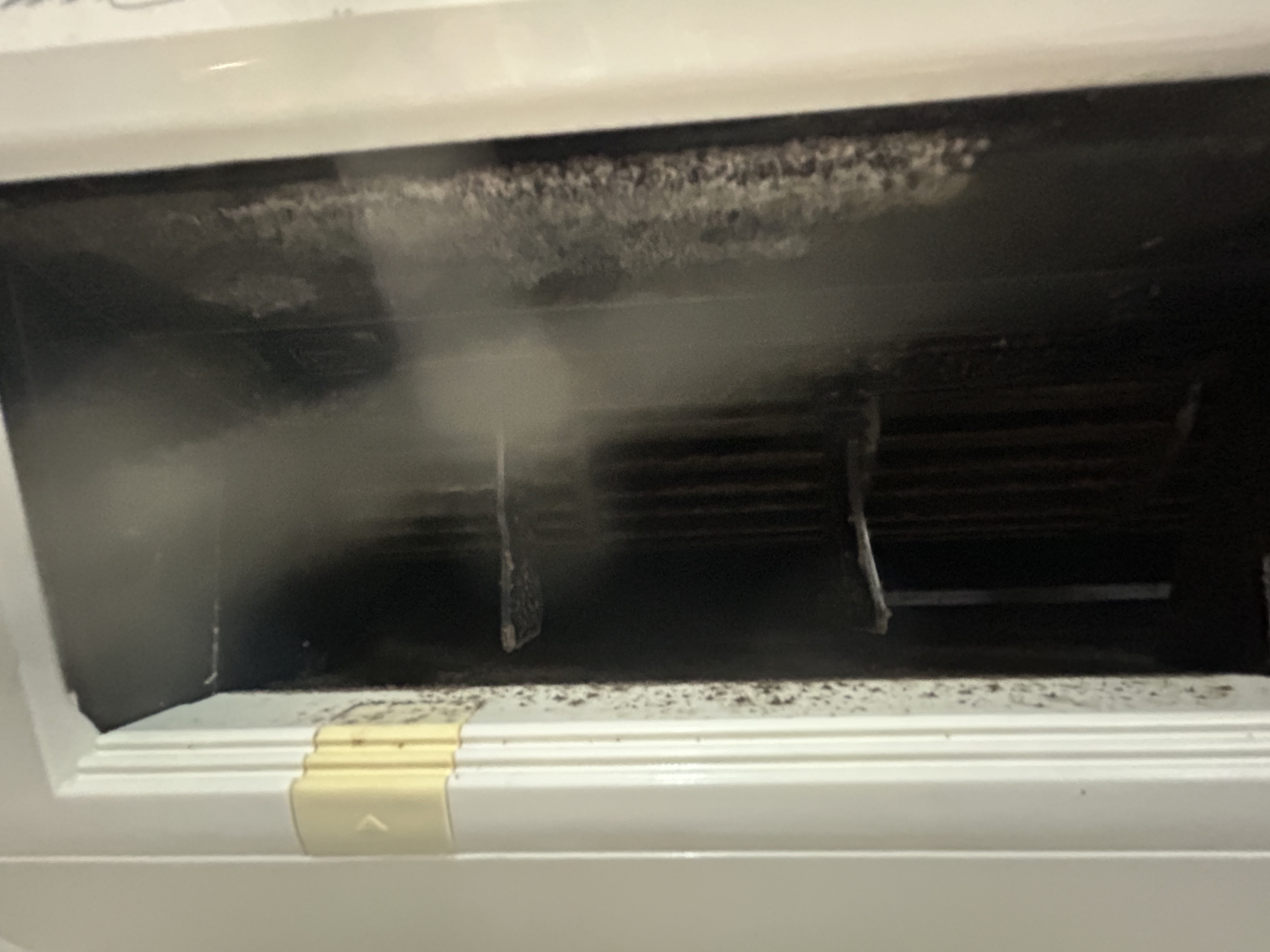 에어컨에서 냄새나고 먼지가 날린다면? 즉시 에어컨 청소 응급 대처법