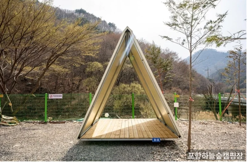 포항하늘숲캠핑장 캠핑 구역 다른 각도 — 방갈로 또는 캠핑 사이트 배치