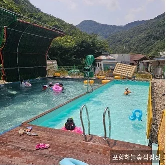 포항하늘숲캠핑장 바베큐 시설 및 데크 공간