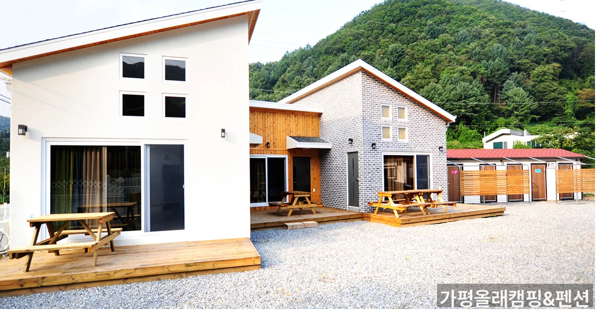가평올래캠핑&펜션 계곡 주변 가을 분위기