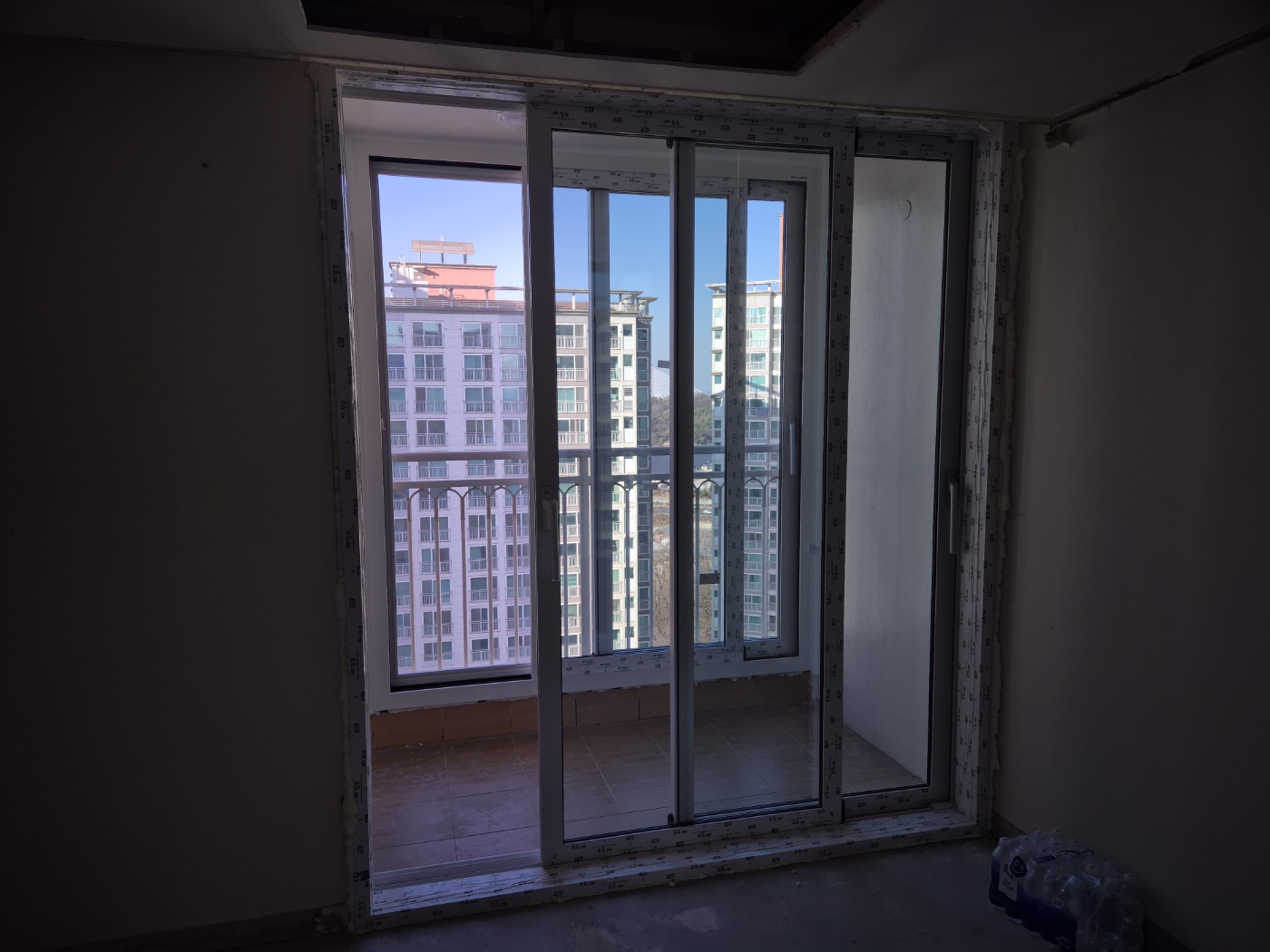 발코니 확장 샤시 종류별 특징과 선택 가이드 - 시공부터 관리까지 완벽 정리