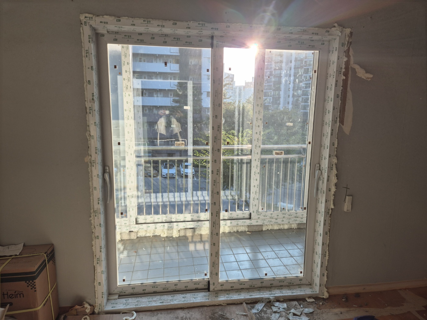 완성된 발코니 확장 샤시의 다양한 활용 모습과 생활 속 관리 장면