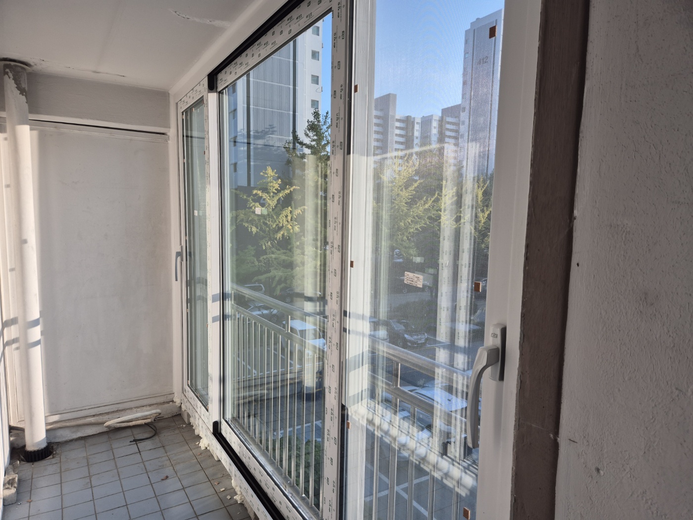 샤시 설치 시 흔히 발생하는 실수 사례와 올바른 시공 방법 비교