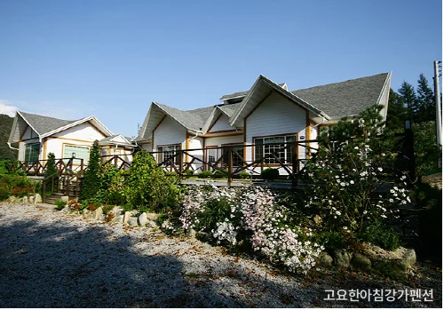고요한아침강가펜션 강변 풍경 — 낚시터 및 강가 뷰