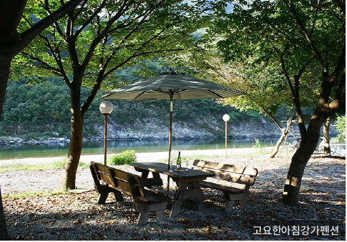 고요한아침강가펜션 전경 — 강가에 자리잡은 펜션 모습