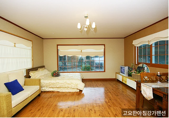고요한아침강가펜션 전경 — 강가 인접 환경