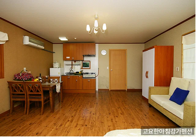 고요한아침강가펜션 주변 자연환경 — 강변 산책 분위기