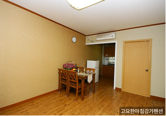 펜션 외관 및 강변 전경