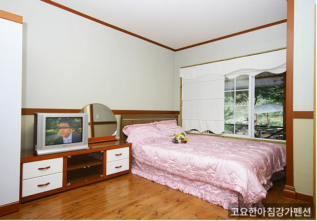 고요한아침강가펜션 야외 공간 — 펜션 야외 및 주변 환경
