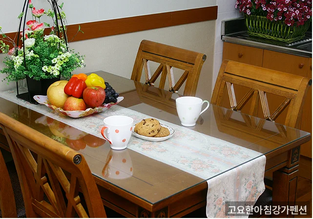 고요한아침강가펜션 전경 — 강가에 자리잡은 펜션의 전경