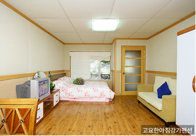 고요한아침강가펜션 외부 시설 — 야외 공간 및 주변 환경