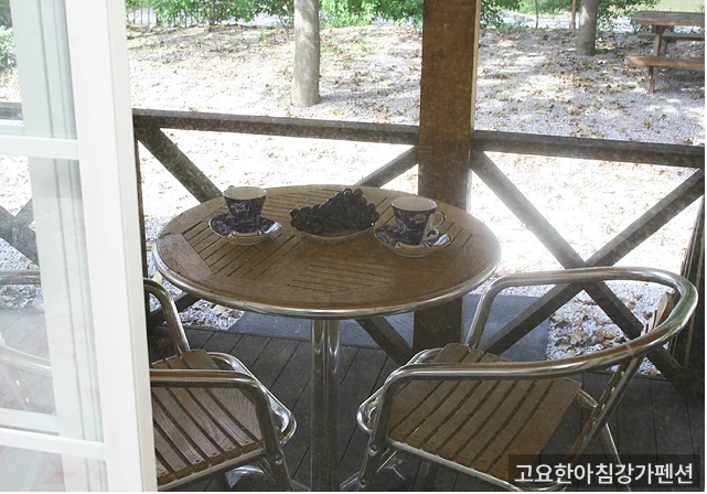 고요한아침강가펜션 시설 전경 — 펜션 외부 전경