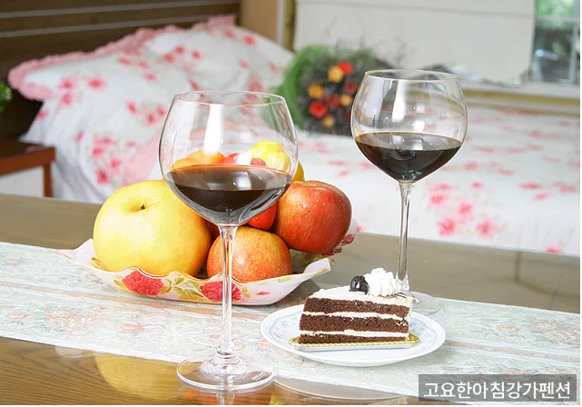 고요한아침강가펜션 객실 또는 시설 내부