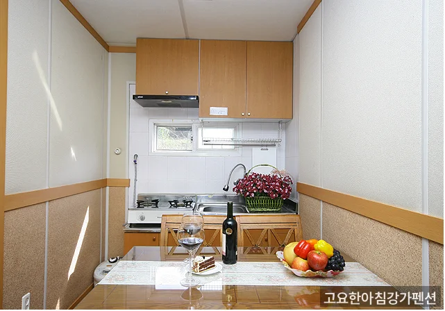 고요한아침강가펜션 전경 또는 가족 친화적 공간