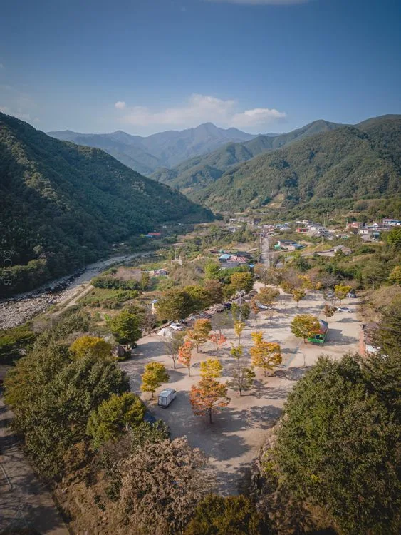 산을 배경으로 한 단체 야외 활동 공간